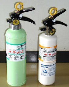 2種類の消火器の写真