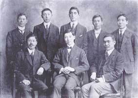 徳川頼貞卿(中央)とともに1913年ロンドンにて後列右端より2人目
