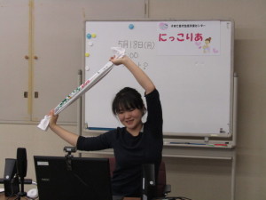 画面を通してタオルストレッチを指導する保健師
