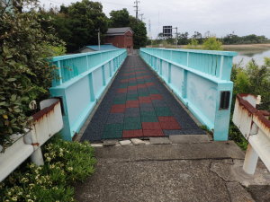 橋と道路面に段差が発生している写真