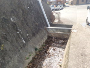 水路に土砂が堆積している写真