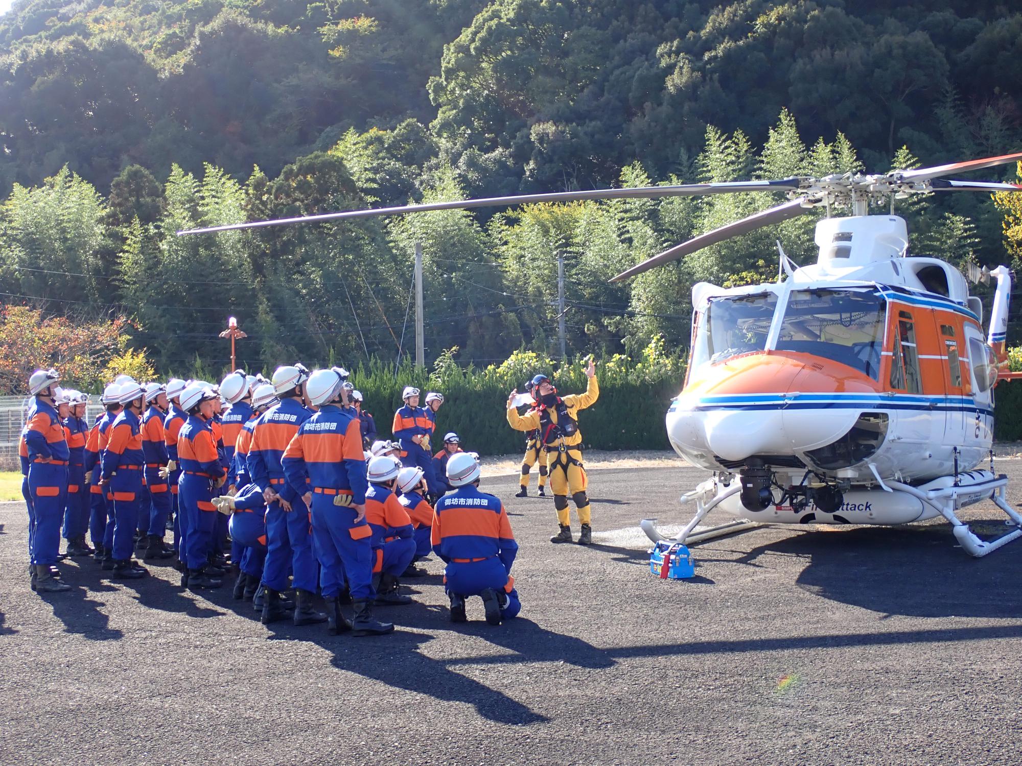 機体説明を受ける様子