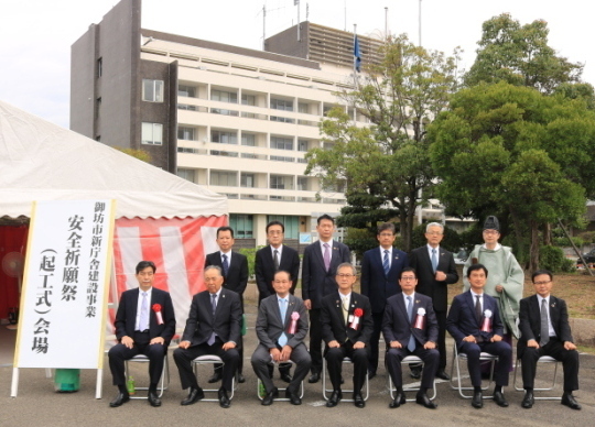 参列者の集合写真画像